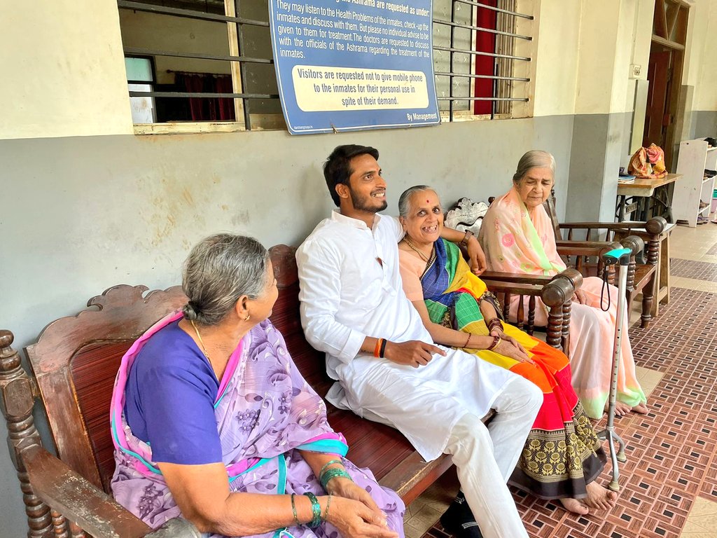 nhgasti's tweet photo. ಪ್ರತಿ ತಿಂಗಳಿನಂತೆ ಈ ತಿಂಗಳು ಸಹ ಬಿಡುವು ಮಾಡಿಕೊಂಡು ಇಂದು ಬೆಳಗಾವಿ ಗ್ರಾಮೀಣ ಪ್ರದೇಶದಲ್ಲಿರುವ ಶಾಂತಾಯಿ ವೃದ್ದಾಶ್ರಮಕ್ಕೆ ಭೇಟಿನೀಡಿ ಅಲ್ಲಿರುವ ತಾಯಂದಿರ ಆರೋಗ್ಯದ ಬಗ್ಗೆ ವಿಚಾರಿಸಿಕೊಂಡು ಅವರು ಇಷ್ಟ ಪಡುವ ತಿಂಡಿ ತಿನಿಸುಗಳನ್ನು ತಿನ್ನಿಸಿ ಸ್ವಲ್ಪ ಹೊತ್ತು ಅವರ ಜೊತೆಗೆ ಕಾಲ ಕಳೆದೆ, ಪ್ರತಿತಿಂಗಳು ನನ್ನ ಹೋಗುವಿಕೆಯನ್ನು ಕಾಯುತ್ತಾರೆ. https://t.co/6oDZnxylUJ