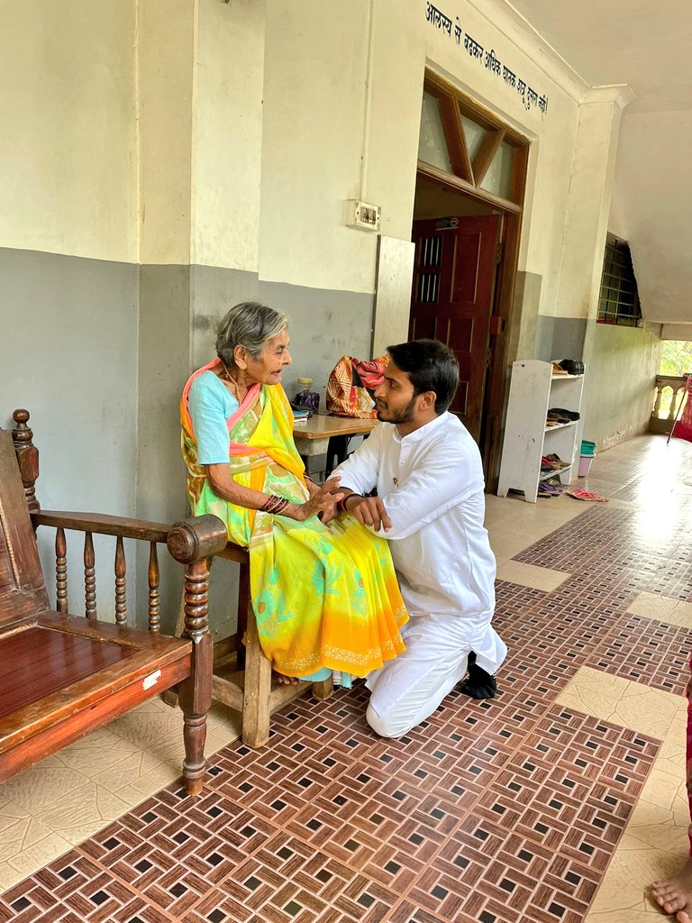 nhgasti's tweet photo. ಪ್ರತಿ ತಿಂಗಳಿನಂತೆ ಈ ತಿಂಗಳು ಸಹ ಬಿಡುವು ಮಾಡಿಕೊಂಡು ಇಂದು ಬೆಳಗಾವಿ ಗ್ರಾಮೀಣ ಪ್ರದೇಶದಲ್ಲಿರುವ ಶಾಂತಾಯಿ ವೃದ್ದಾಶ್ರಮಕ್ಕೆ ಭೇಟಿನೀಡಿ ಅಲ್ಲಿರುವ ತಾಯಂದಿರ ಆರೋಗ್ಯದ ಬಗ್ಗೆ ವಿಚಾರಿಸಿಕೊಂಡು ಅವರು ಇಷ್ಟ ಪಡುವ ತಿಂಡಿ ತಿನಿಸುಗಳನ್ನು ತಿನ್ನಿಸಿ ಸ್ವಲ್ಪ ಹೊತ್ತು ಅವರ ಜೊತೆಗೆ ಕಾಲ ಕಳೆದೆ, ಪ್ರತಿತಿಂಗಳು ನನ್ನ ಹೋಗುವಿಕೆಯನ್ನು ಕಾಯುತ್ತಾರೆ. https://t.co/6oDZnxylUJ