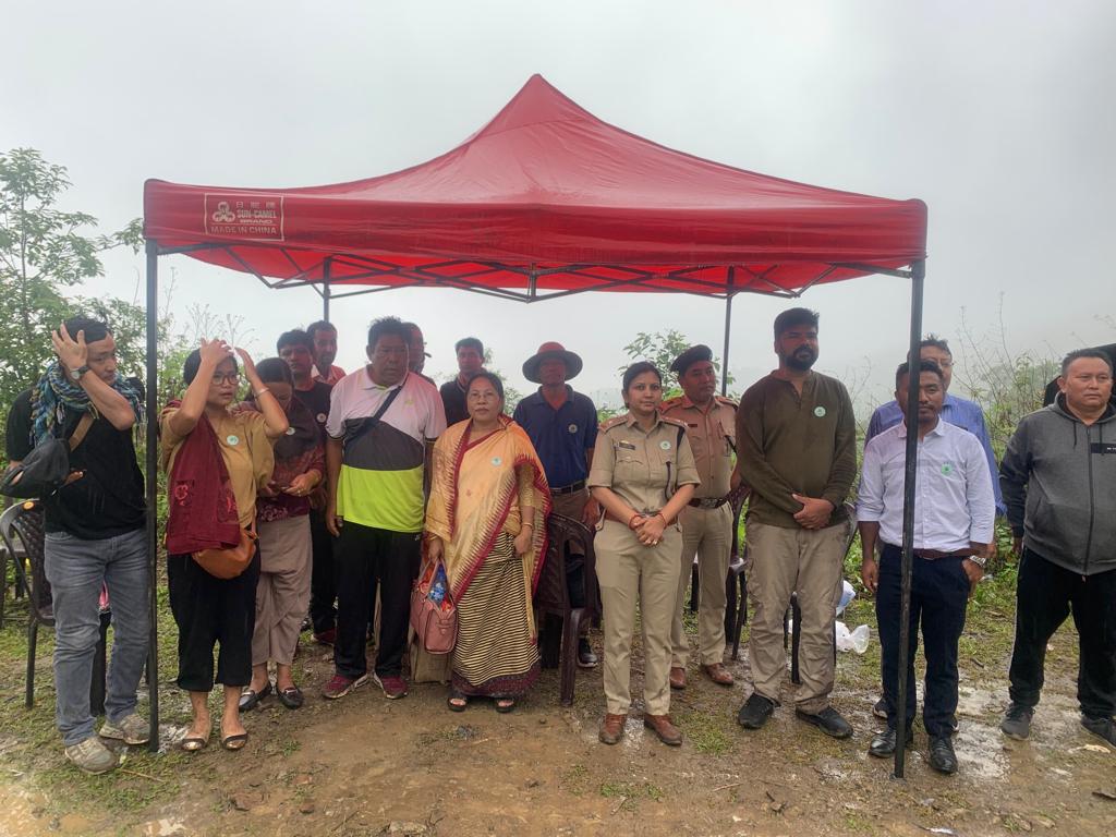 kpiforest's tweet photo. Celebration if World Environment Day by @kpiforest along with DLOs and CSOs. DC SP and DFO and other DLOs planted around 2000 seedlings @NBirenSingh @BiswajitThongam @KipgenNemcha https://t.co/ZgBK1ghVUD
