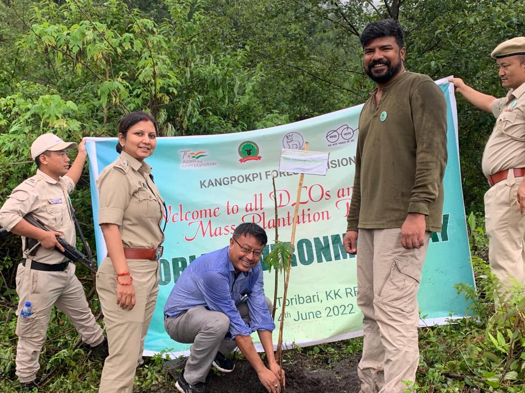 kpiforest's tweet photo. Celebration if World Environment Day by @kpiforest along with DLOs and CSOs. DC SP and DFO and other DLOs planted around 2000 seedlings @NBirenSingh @BiswajitThongam @KipgenNemcha https://t.co/ZgBK1ghVUD