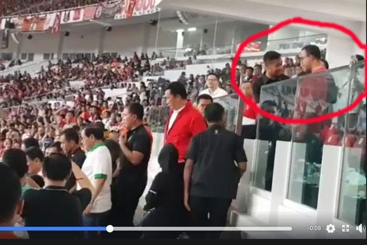 AlmaricJ's tweet photo. #JakartaEPrix #Anies #Cebong #LGBT
Saat Persija juara Piala Presiden 2018 Bang Anies, Bapaknya Persija, ditahan Paspampres di tribun.

Formula E JKT hajatannya Bang Anies, diboikot pusat &amp; BUMN, tapi Pak Jokowi diberi kehormatan kasih piala ke juara.

Pelajaran adab kelas dunia. https://t.co/QsK1A6kb5a