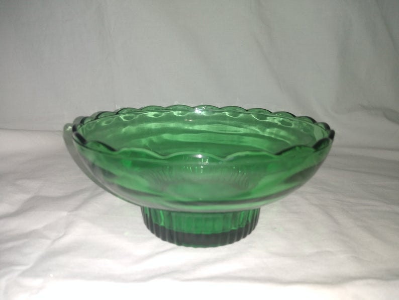 E.O. Broody M-2000 green glass bowl from the 1950s. Excellent condition- no chips or cracks. tinyurl.com/j5vkbu #M2000 #emerald #bowl #scalloped #EO #eobroody #broody #depressionglass #1950s #green #glass #bowl #greenglassbowl #Spyderthings