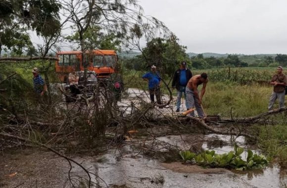 DrRobertoMOjeda's tweet photo. Debido al grado de saturación de los suelos y las precipitaciones que se pronostican durante todo este sábado, insistimos en la importancia de mantenerse informados, no salir si no es necesario, cumplir con las medidas de la @CubaCivil y las autoridades territoriales. #Cuba https://t.co/1sR932MiX9