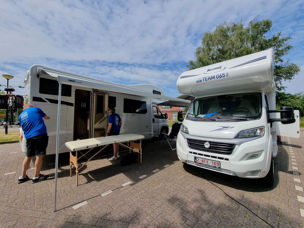 Team065's tweet photo. Team b is op de eerste wisselplaats aangekomen in Winterswijk. 
Het basiskamp wordt opgebouwd en de fietsen worden klaar gemaakt. https://t.co/wGI4L2ex18