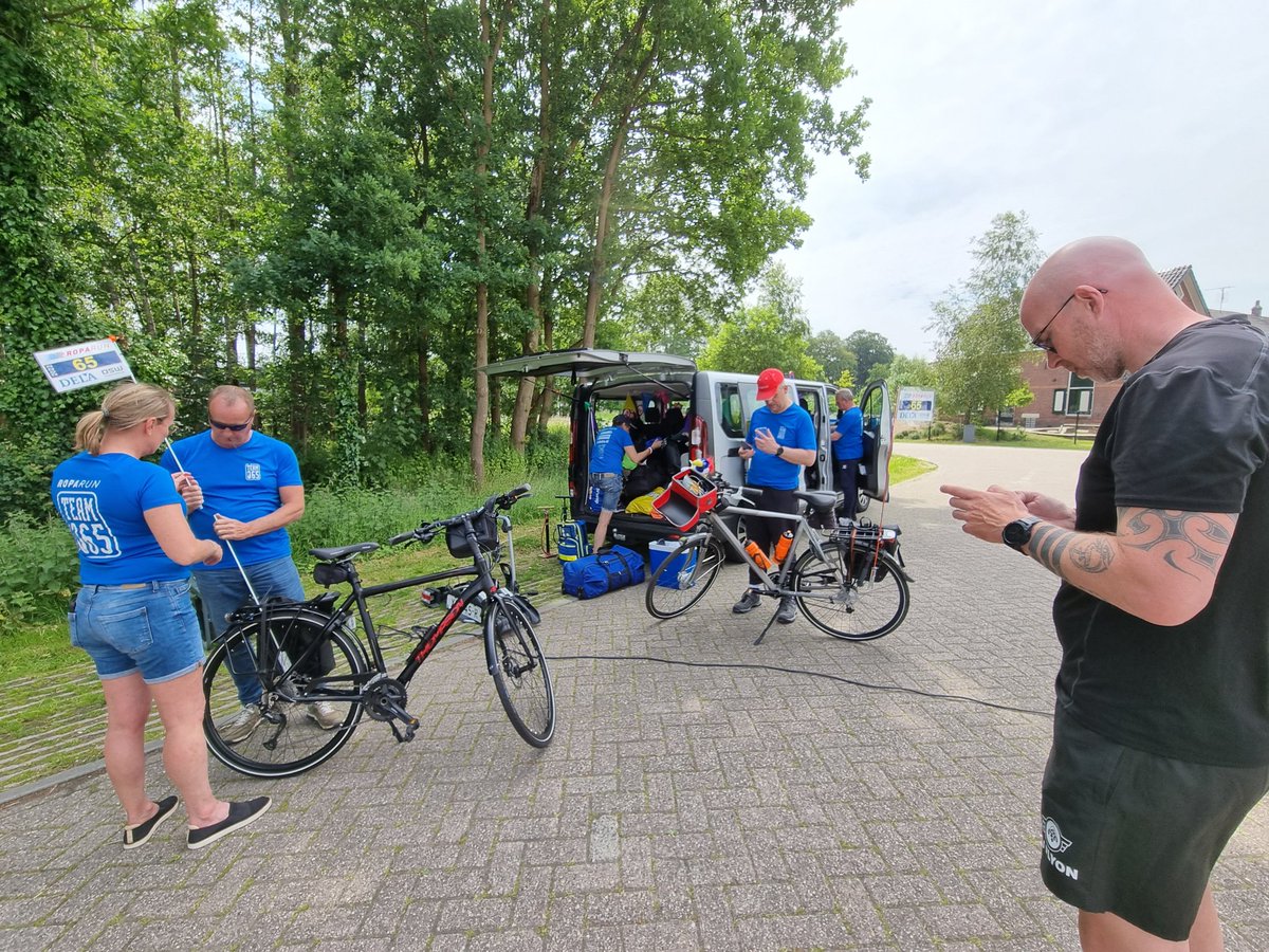 Team b is op de eerste wisselplaats aangekomen in Winterswijk. 
Het basiskamp wordt opgebouwd en de fietsen worden klaar gemaakt.