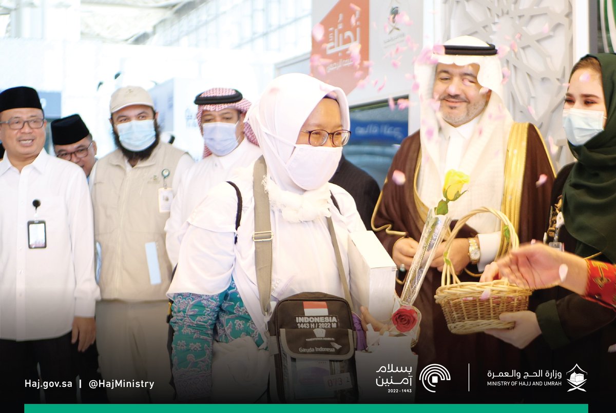 HajMinistry's tweet photo. بحمد الله، #بسلام_آمنين وصلوا 🕋🇸🇦

استقبلنا أولى طلائع ضيوف الرحمن القادمين لتأدية فريضة حج 1443هـ؛ من حجاج أندونيسيا، عبر مطار الأمير محمد بن عبدالعزيز @madinahairport في #المدينة_المنورة.

#مكةو_المدينة_في_انتظاركم_بشوق https://t.co/rnyNnULyfx