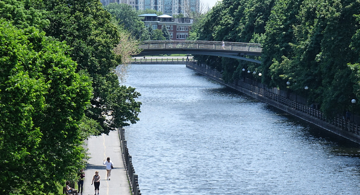 BlacksWeather's tweet photo. A view of the Rideau Canal in Winter &amp; late Spring.
The weekend is here and it looks pretty good. Sunny w/cloudy periods at times &amp; the chance of a stray ☔️or⚡️is pretty low.
It’s 16° now. High near 20°. Wind W 40+. Low 9°. Repeat tomorrow. ☔️likely by Mon. #ottnews #ottweather https://t.co/G4JkOHRKhR