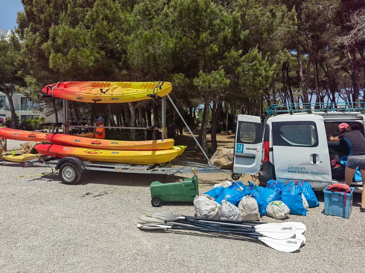 GENGOB_SEA's tweet photo. Increïble tot el que hem tret de la mar, en la neteja en caiac emmarcada dins l'ECOUC de Santa Eulària. Un any més, enhorabona per la iniciativa i gràcies per comptar amb nosaltres! @Santa_Eularia @MnicaMadrid8 https://t.co/tvXmDIGXS4