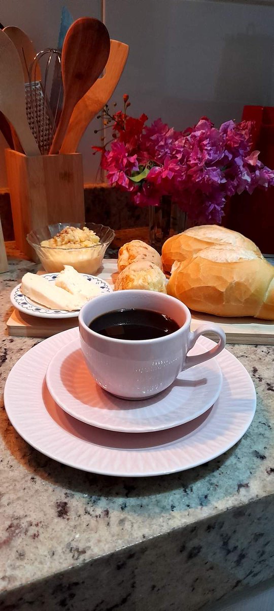 AnaThasFerreir4's tweet photo. Bom diaaaa!☕🍞

Sou pobre de muita coisa, mas sou rica de alegria, confesso não ter dinheiro pra comprar uma padaria, mas o dinheiro do pão Deus bota na minha mão até hoje, todo dia. 
-Braúlio Bessa✍️

#sabado #4junho ☕🍞🍩🌹💚💜🙏🏻 https://t.co/NWJ8kwxUpS