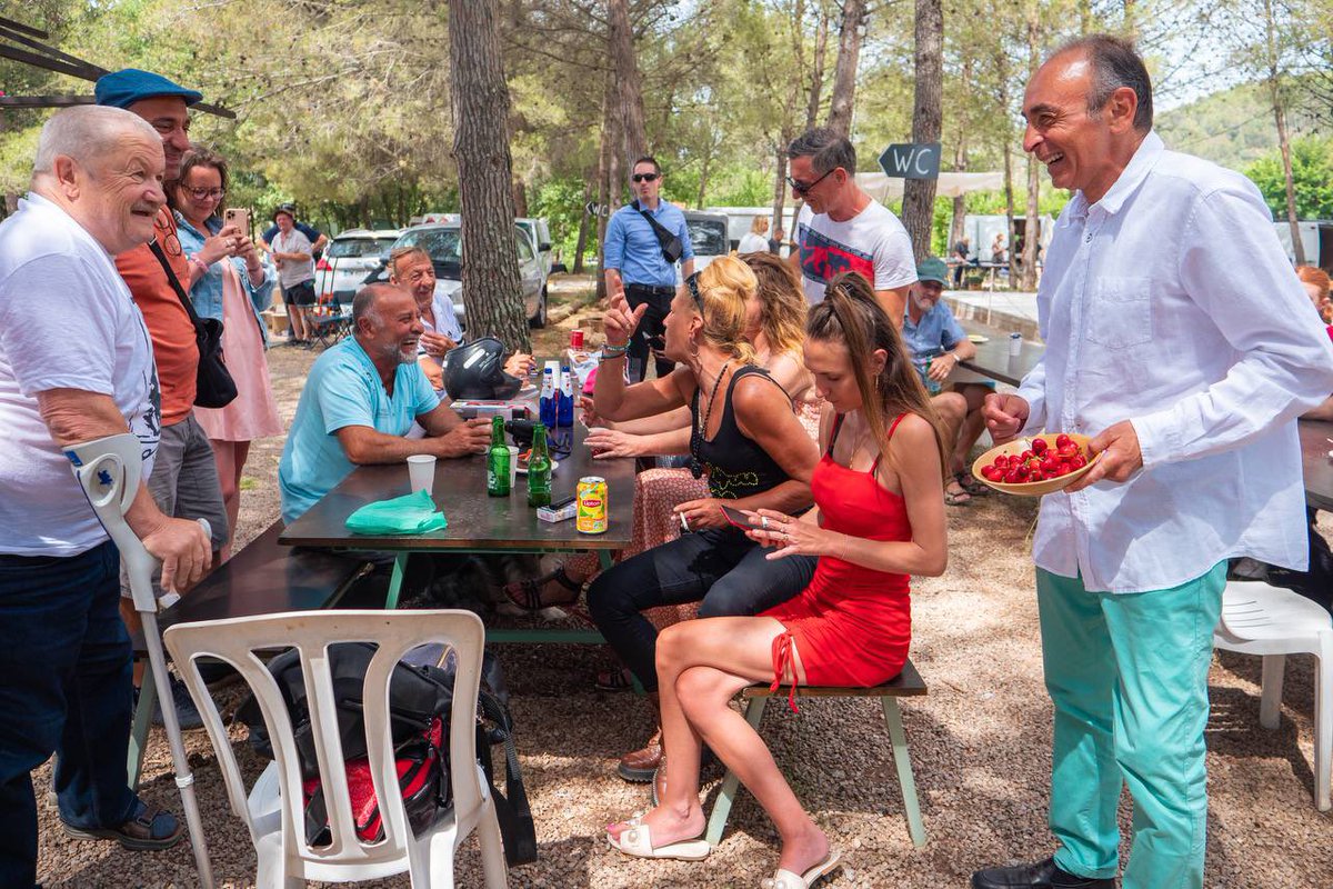 ZemmourEric's tweet photo. Le Cannet-des-Maures, Cogolin, les Arcs, Bormes-les-Mimosas, Saint-Tropez…

Comme chaque jour nous sommes présents dans toute la circonscription pour convaincre les Varois. 

Je suis fier de nos militants ! https://t.co/6fMcg2ghO1