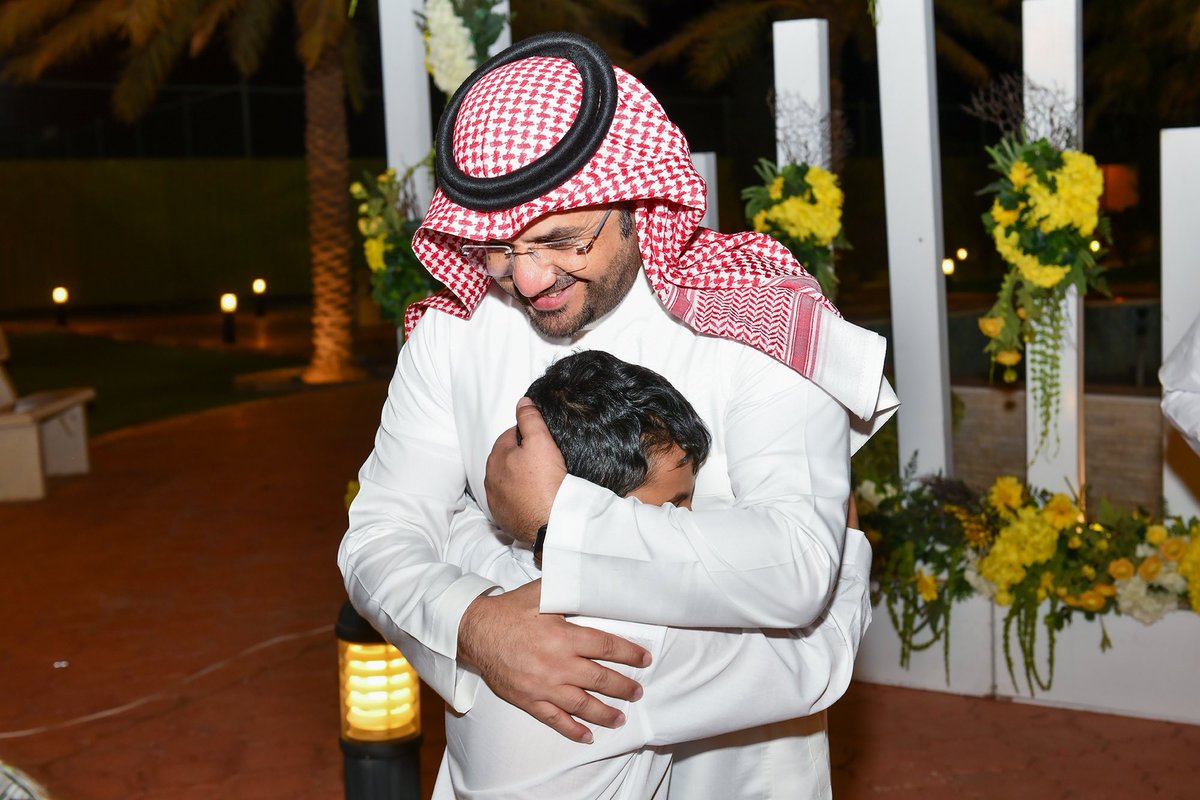 ShadwiLens's tweet photo. عناق الرحمه | 
هذا العناق الجميل بين طفلٍ يتيم وأحد المهتمين بالعمل التطوعي  ، يجسد لنا معنى التكامل بين الحنان والأمان .
#الطائف 
#تصويري 
@SNSA80 https://t.co/o3XyN66n2h