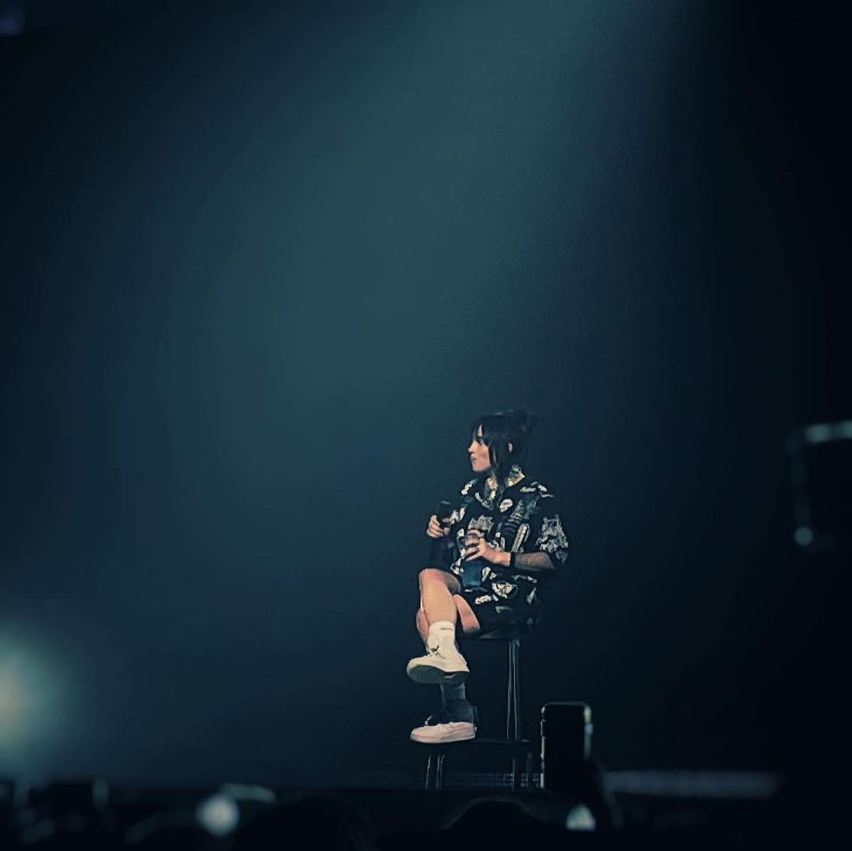 BillieNewsBRA's tweet photo. Billie Eilish fotografada em seu show de ontem à noite, em Belfast, na Irlanda!
#HTEBelfast https://t.co/T4ccyedBbw