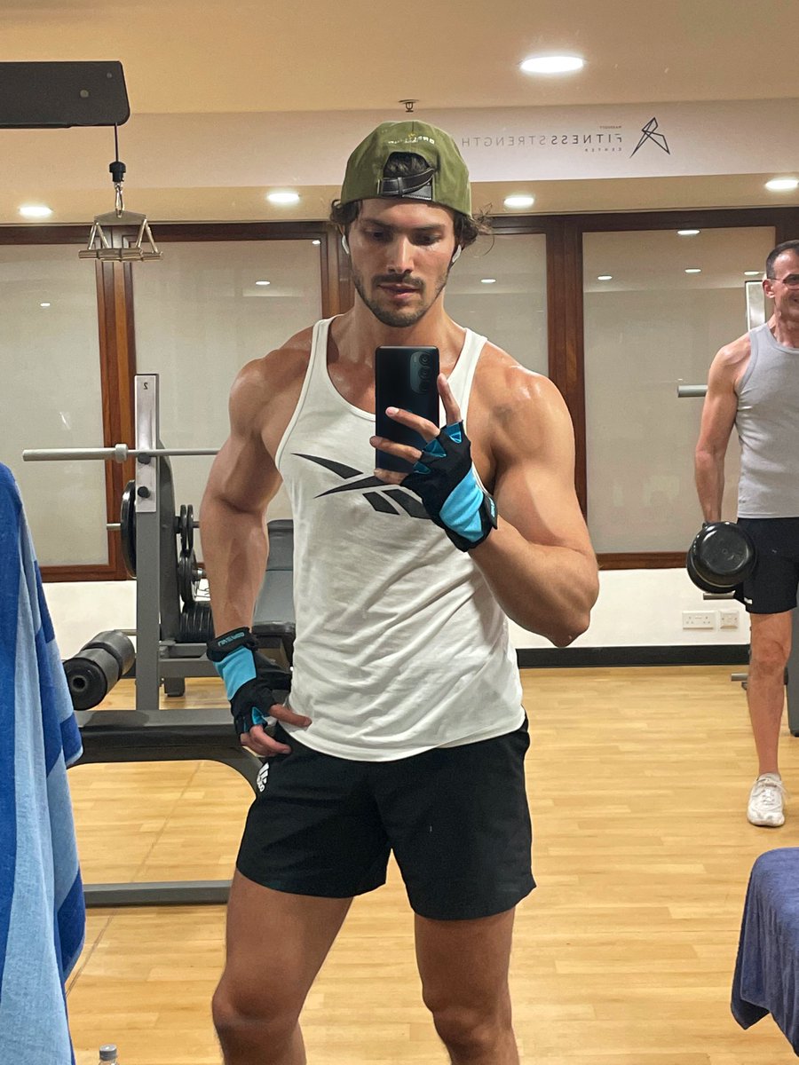 giansainato's tweet image. what’s up