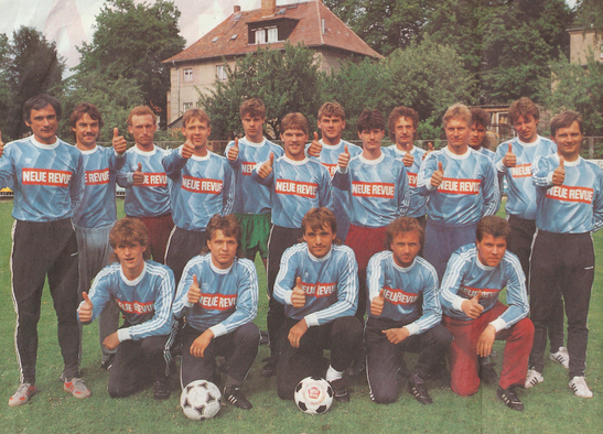 MatthiasHufmann's tweet photo. Und dann war da ja noch diese Mannschaft (mit diesen Trikots) (4/5): https://t.co/zGCdAYZqt1 https://t.co/oPtfDIoavL