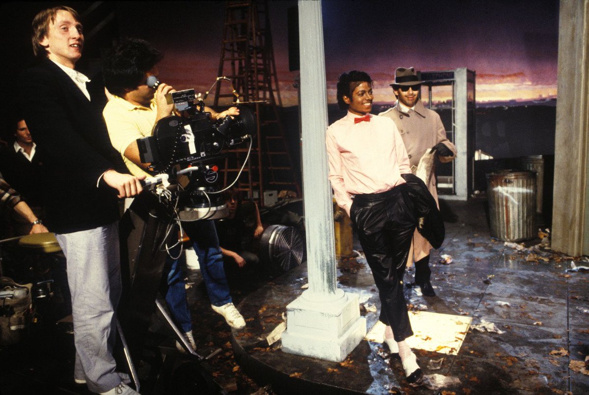1minus1equal35's tweet photo. Behind the scenes of the Billie Jean music video, 1982. https://t.co/LMaJjwl71u