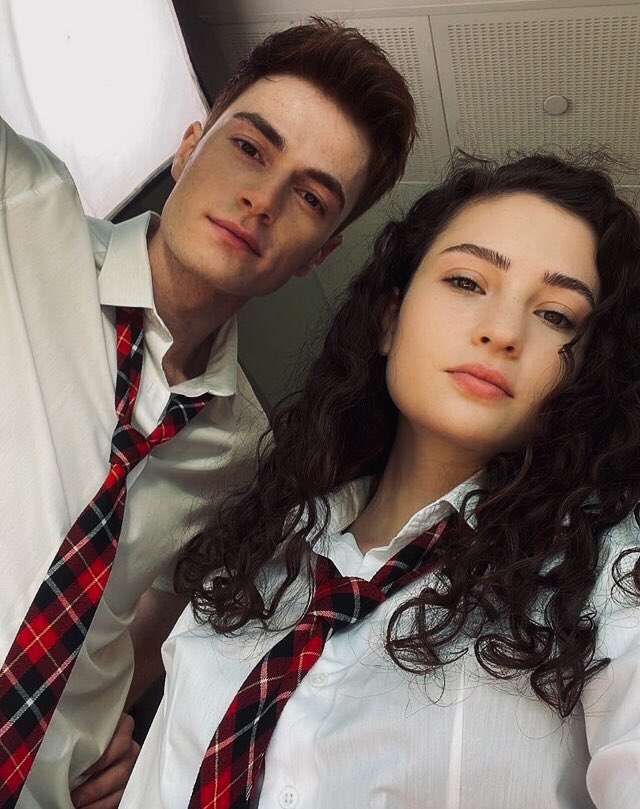 Her zaman haklı, doğruyu söyleyen, delikanlı, aşık olunası biri yanındaki de ben işte 

[#AyBer•#RecepUsta•#MelisMinkari•#RecMel•#kardeşlerim]