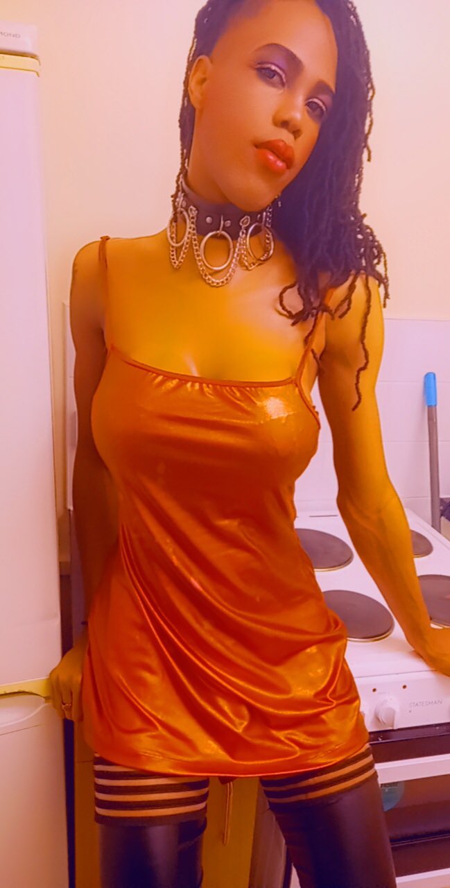1 pic. Red or black??????? https://t.co/giD9Z0g935