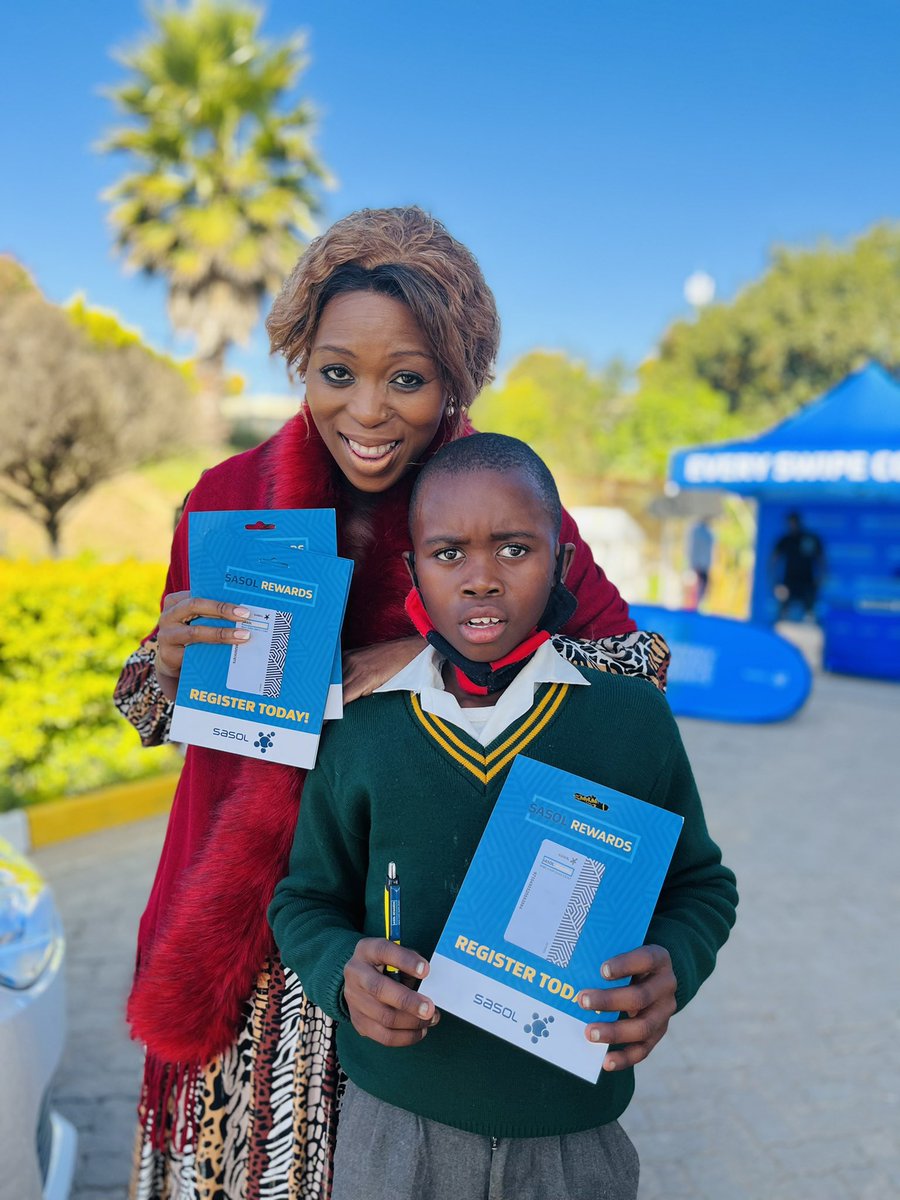 💃🏽😃Akhomntu ungazubanaCard! Little man got off his school bus to take a picture izolo & of course got something for himself! Don’t forget nawe ke to stop at your nearest @SasolSA garage & get your card for the #SasolRewards MAHALA!

You can sign up here: sasolrewards.co.za