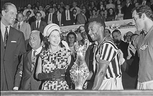detremura's tweet photo. Namore com alguém que olha pra você como a Rainha Elizabeth olha para o Rei Pelé https://t.co/rPh7mCxBGd