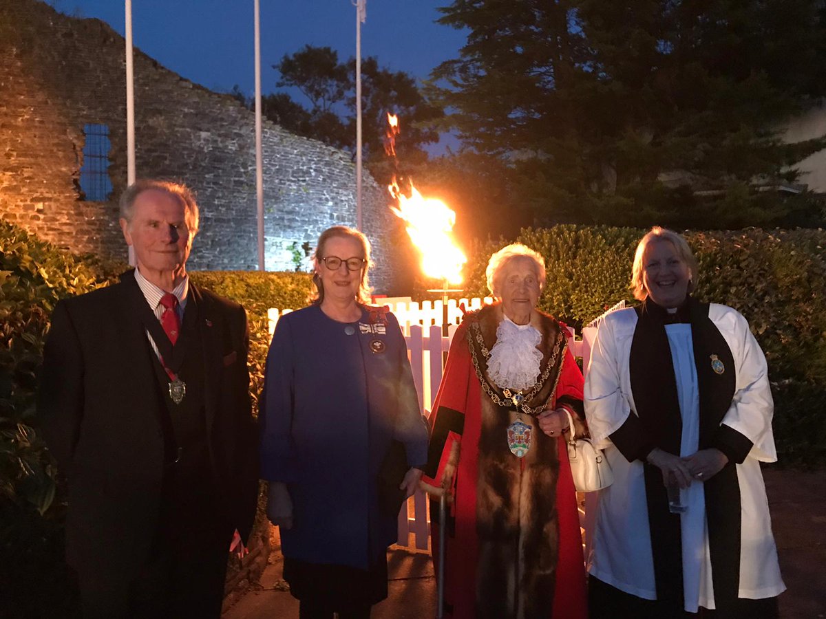 Joanna_Jenkins1's tweet photo. It was a pleasure to represent @WestGlamorganLL @NeathTCouncil #PlatinumJubilee 👏celebrations on Thursday evening #NeathCastle standing proud against the clear night sky 🏰🌙 💙#BeaconLighting 🔥 #TownMayor #SheilaPenry @neathbenefice #RectorLyndaNewman @Jeremy_Miles @PelennaV https://t.co/2qynKIBx4I