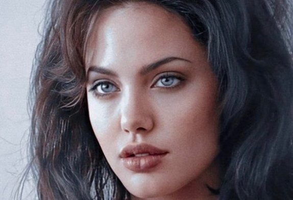 tracklist's tweet photo. Angelina Jolie, uma das maiores atrizes da história cinema americano, está completando 47 anos no dia de hoje.

Parabéns para a lenda! https://t.co/zghoHWZAbc