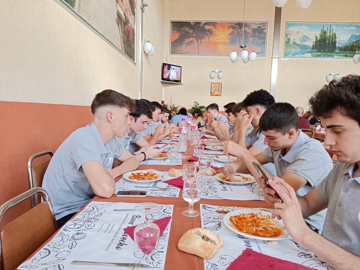 cdrivasfutsal's tweet photo. Comida de equipo 🍝😋 

#RivasFutsal #LaMismaIlusión https://t.co/G5izAVQiof