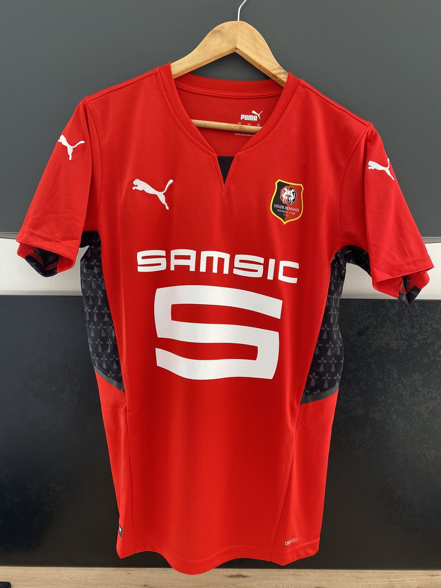BozohPronos's tweet photo. [CONCOURS] 

Un maillot domicile à gagner du @staderennais 🔴⚫️

Pour participer : 

❤️ &amp; ♻️ ce tweet + Follow @BozohPronos &amp; @ActuSRFC_ 

Bonne chance à tous ! https://t.co/y5L7SYTdq9