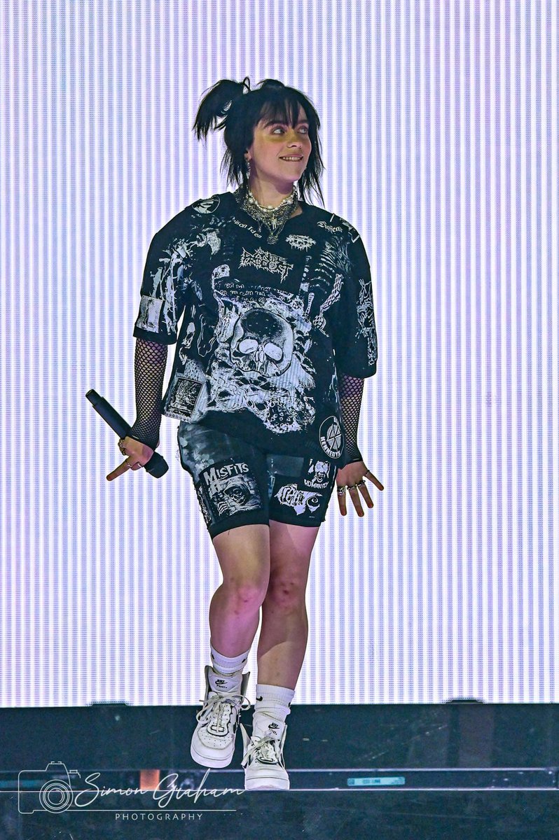billiesource's tweet photo. Billie performing at the @SSEBelfastArena in Belfast, UK last night (📸: Simon Graham Photography) #HTEBelfast https://t.co/RKg2H31Gva