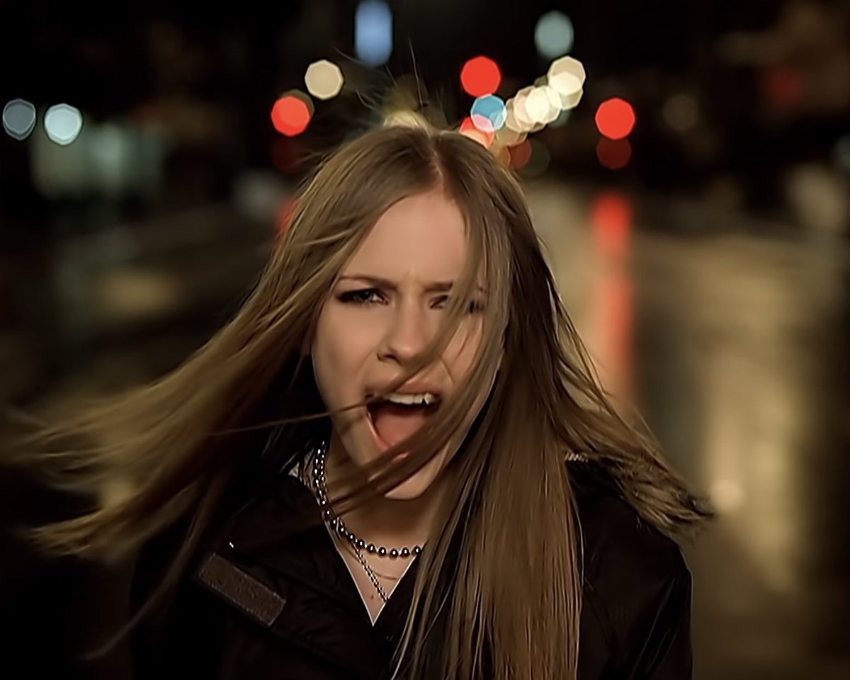 PopCulture2000s's tweet photo. 20 years ago avril lavigne released her first album, let go💫 https://t.co/yT6J0Q4J6F