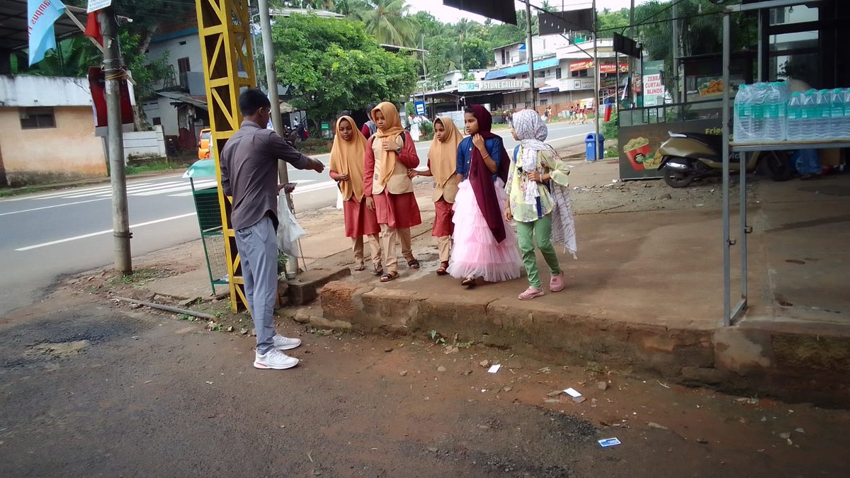campusfrontmala's tweet photo. പ്രവേശനോത്സവത്തിന്റെ ഭാഗമായി കാംപസ് ഫ്രണ്ട് ഓഫ് ഇന്ത്യ മലപ്പുറം എരിയ കമ്മറ്റി വിവിധ ഇടങ്ങളിൽ വിദ്യാർത്ഥികൾക്ക് മധുരവിതരണം നടത്തി https://t.co/Sm7HjHmuwA
