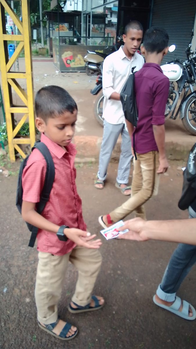 campusfrontmala's tweet photo. പ്രവേശനോത്സവത്തിന്റെ ഭാഗമായി കാംപസ് ഫ്രണ്ട് ഓഫ് ഇന്ത്യ മലപ്പുറം എരിയ കമ്മറ്റി വിവിധ ഇടങ്ങളിൽ വിദ്യാർത്ഥികൾക്ക് മധുരവിതരണം നടത്തി https://t.co/Sm7HjHmuwA