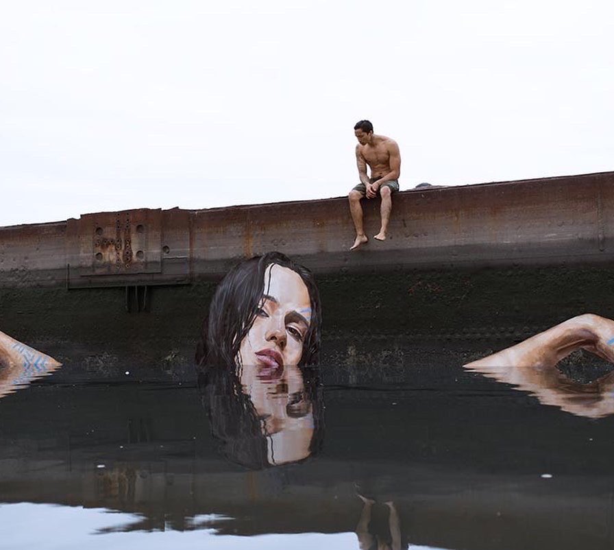 El arte urbano es una forma de dar vida y valor a zonas urbanas a veces marginales o abandonadas. El artista de origen hawaiano, Sean Yoro, conocido como Hula, deja su bella impronta artística solo si hay agua de por medio. 

👇🏻Abro hilo corto.