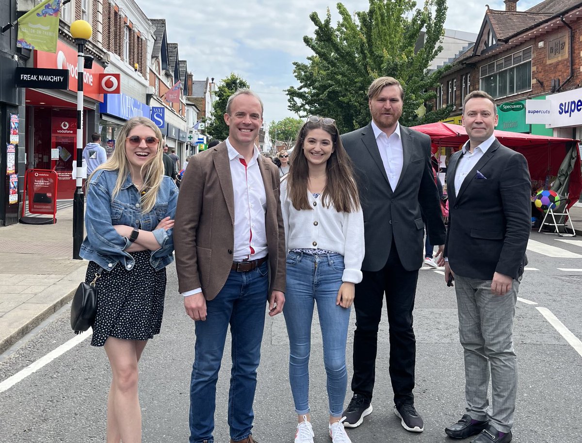 DominicRaab's tweet photo. Great to join the local community coming out to enjoy the Farmers’ Market &amp; Jubilee celebrations in Walton - huge thanks to Tracey Blandford from the Walton BID, as well as ⁦@PRWotta⁩, for all the brilliant organisation. #platinumjubilee ⁦@EsherWaltonCons⁩ https://t.co/TKCdNpbAuu