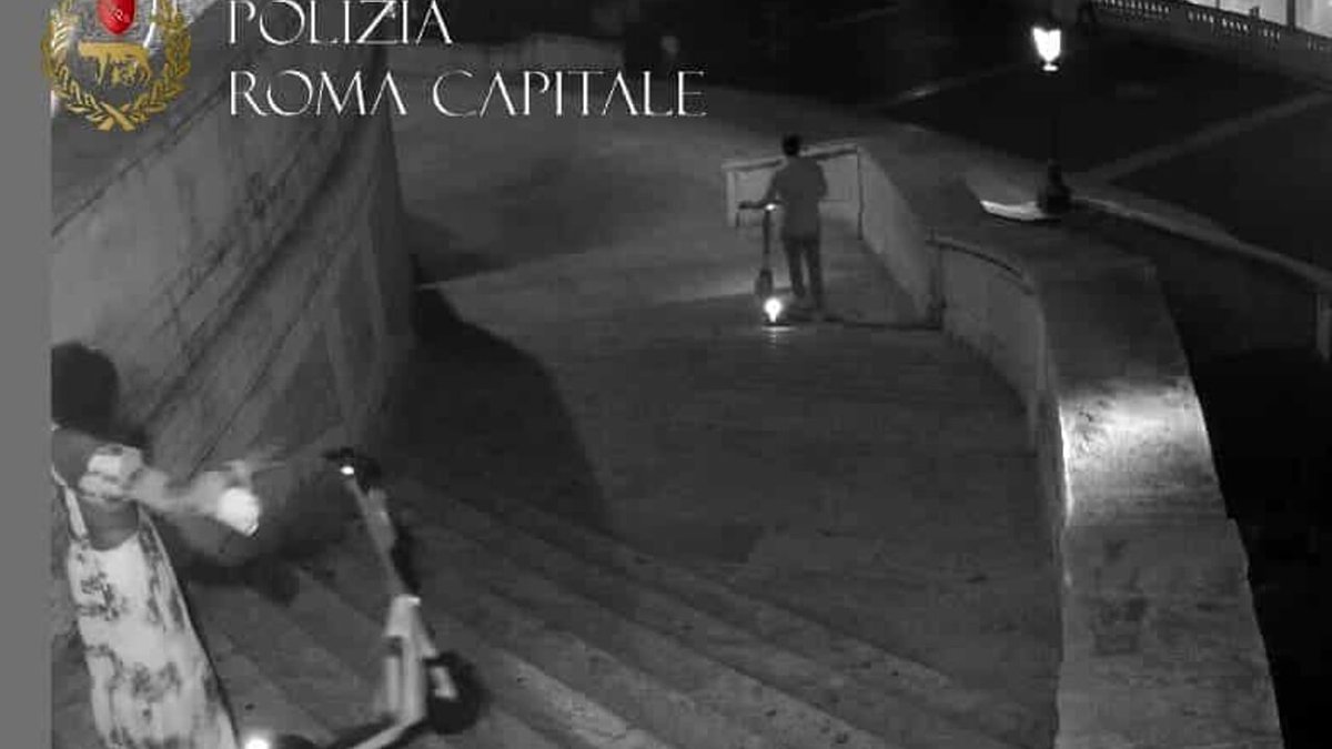 romatoday's tweet photo. Turista lancia monopattino sulla scalinata di Trinità dei Monti https://t.co/3DjgDG8zXb https://t.co/QMQEi3iLsp