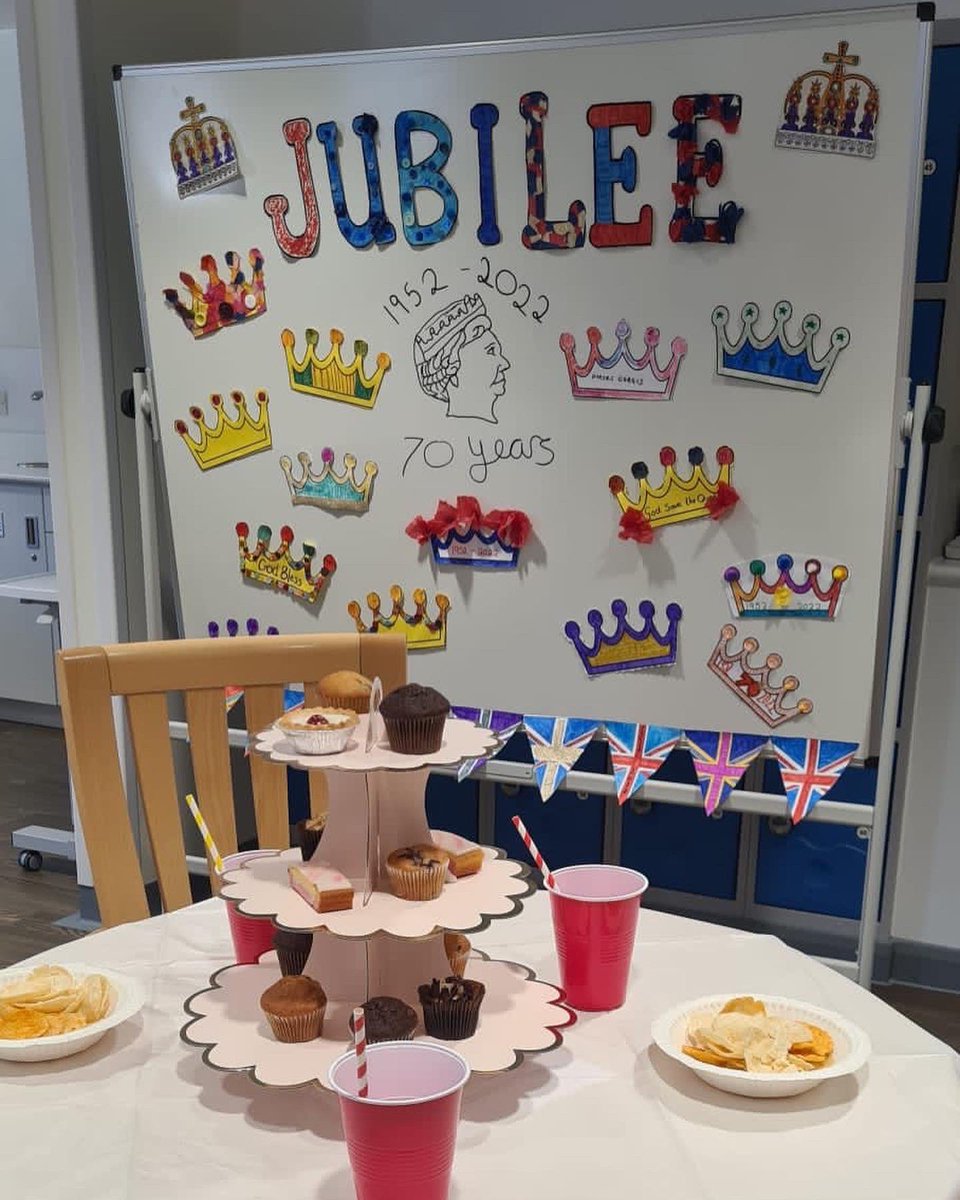 Teammuick's tweet photo. 🇬🇧JUBILEE WEEKEND🇬🇧 
We have had a fabulous weekend here at Fyvie Ward celebrating the Platinum Jubilee! Our staff nurse Erin decorated our dining room for our patients to enjoy an afternoon tea, followed by a sing-along musical bingo!🤩🤍
#JubileeWeekend #NHS https://t.co/jhdmxkFklg