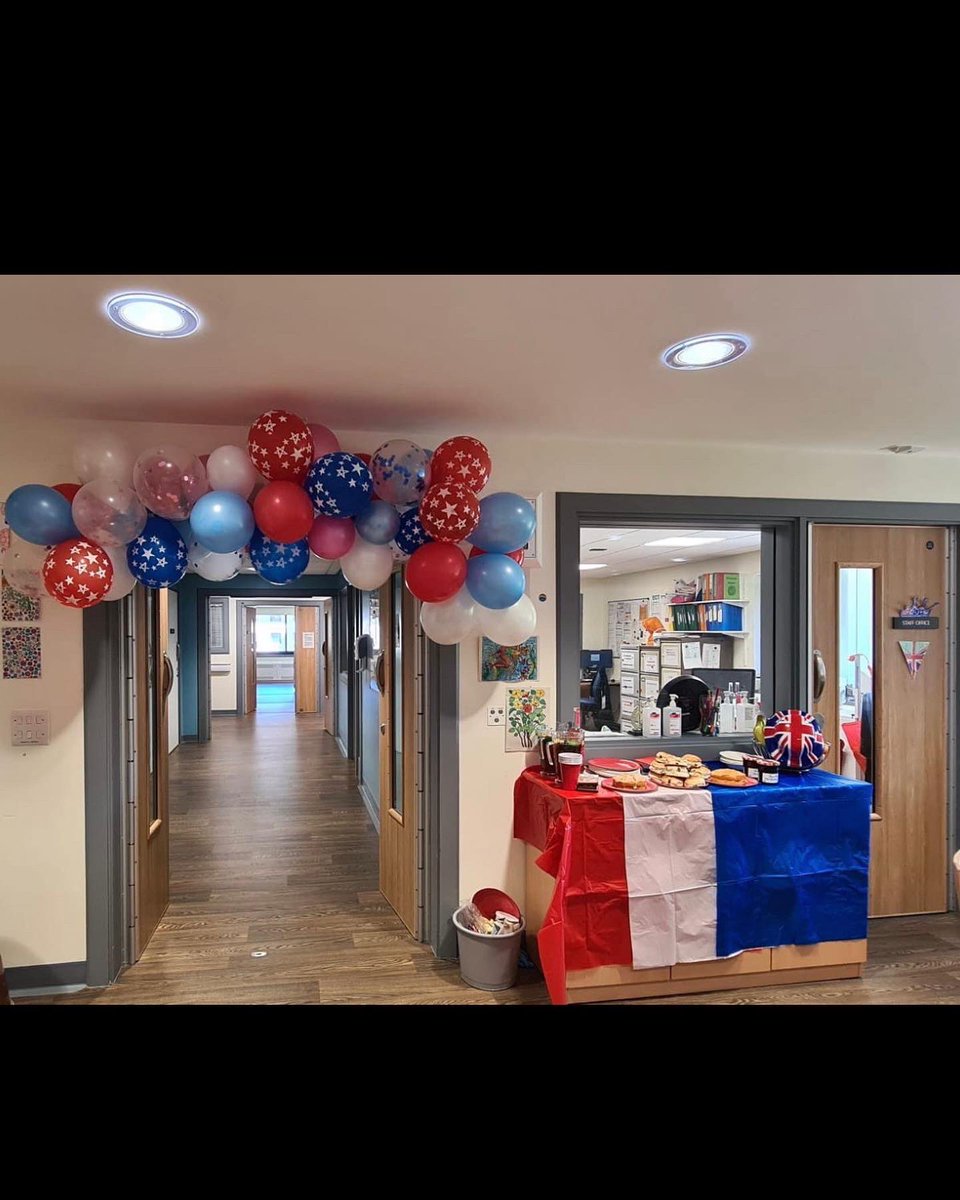 Teammuick's tweet photo. 🇬🇧JUBILEE WEEKEND🇬🇧 
We have had a fabulous weekend here at Fyvie Ward celebrating the Platinum Jubilee! Our staff nurse Erin decorated our dining room for our patients to enjoy an afternoon tea, followed by a sing-along musical bingo!🤩🤍
#JubileeWeekend #NHS https://t.co/jhdmxkFklg