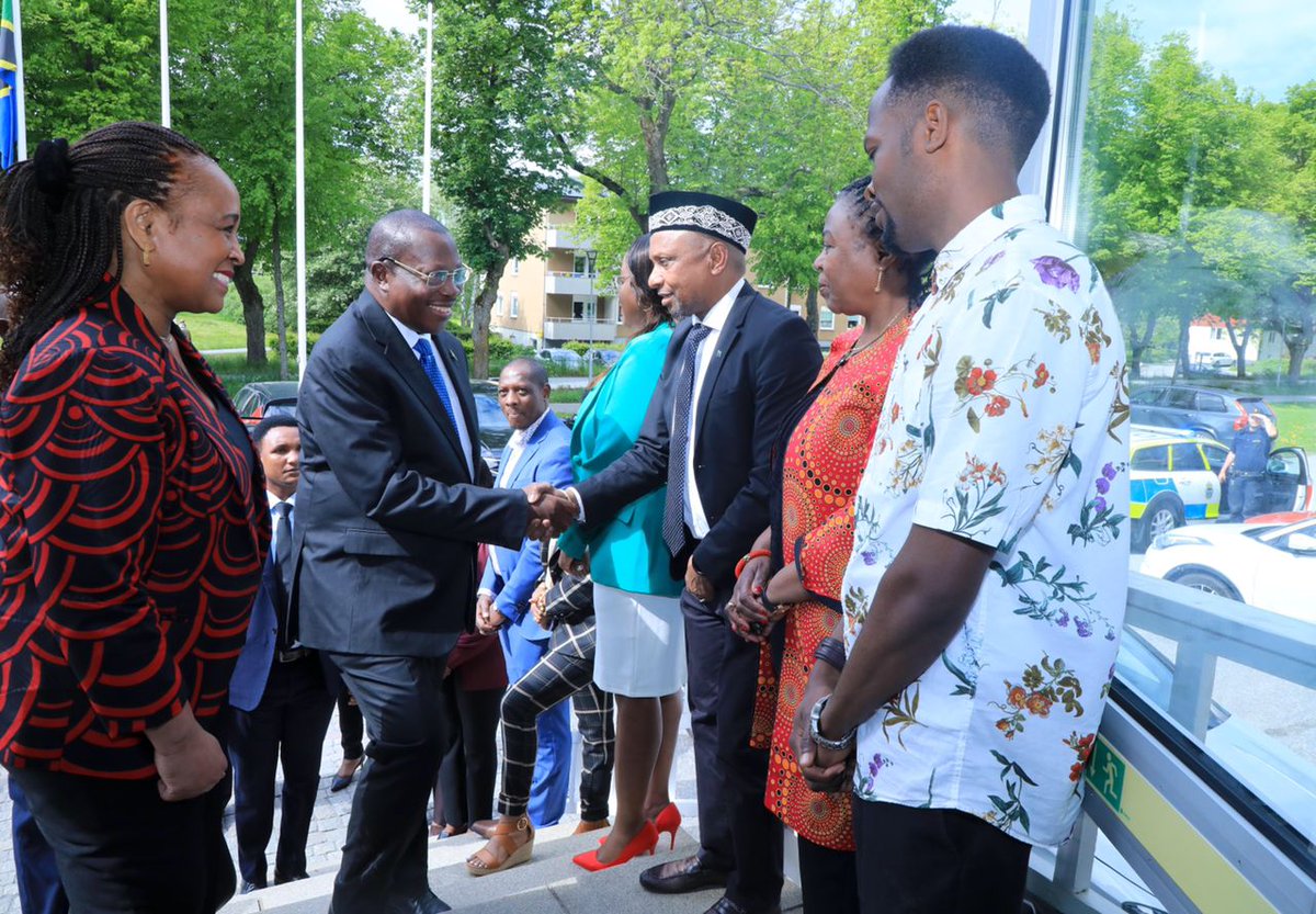 Hakingowi's tweet photo. 📍 Sweden

🇹🇿🇸🇪

Makamu wa Rais wa Jamhuri ya Muungano wa Tanzania Mheshimiwa Dkt. Philip Isdor akisalimiana na watumishi mbalimbali wa Ubalozi wa Tanzania nchini Sweden wakati alipotembelea Ubalozi huo leo tarehe 4 Juni 2022.

📸-Ofisi ya Makamu wa Rais https://t.co/NB1cZUxoYC