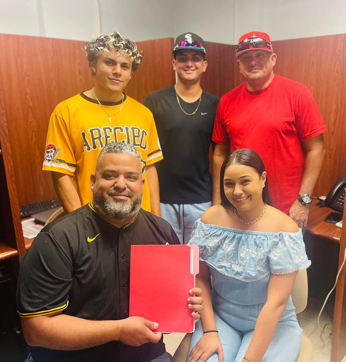 YA ES OFICIAL FIRMAMOS CONTRATO CON <a href="/NotiUno/">NotiUno 630</a>  PARA TRANSMITIR EL JUEGO INICIAL LOBOS DE PR VS COLOMBIA.

SÁBADO 18 JUNIO A LAS 8 PM HORA PR <a href="/LaHornilla1280/">La Hornilla Caliente con José Chaparro</a> 

GRACIAS A LA VENDEDORA DE NOTI UNO Karody A. Román Camacho POR SER EL ENLACE.

LOBOS 🐺 DE 🇵🇷 

#vamosxmas💪  #sinmiedo