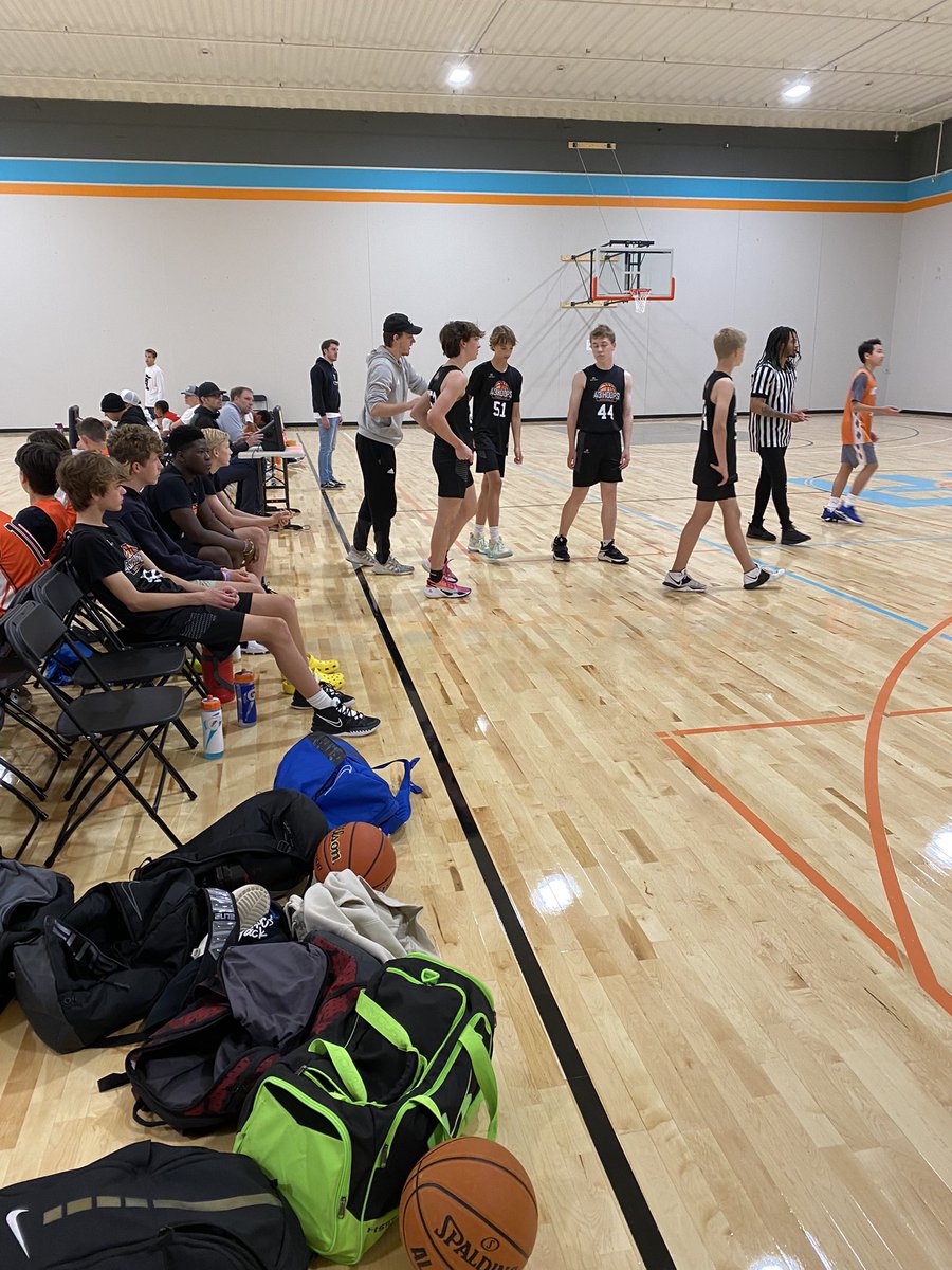 LegacyHoopsAca's tweet photo. Coach Anderson teaching! 💙🏀🧡 #LegacyHoopsAcademy #Legacy #Hoops #Academy #JuneJam https://t.co/Bqj5zrgtel