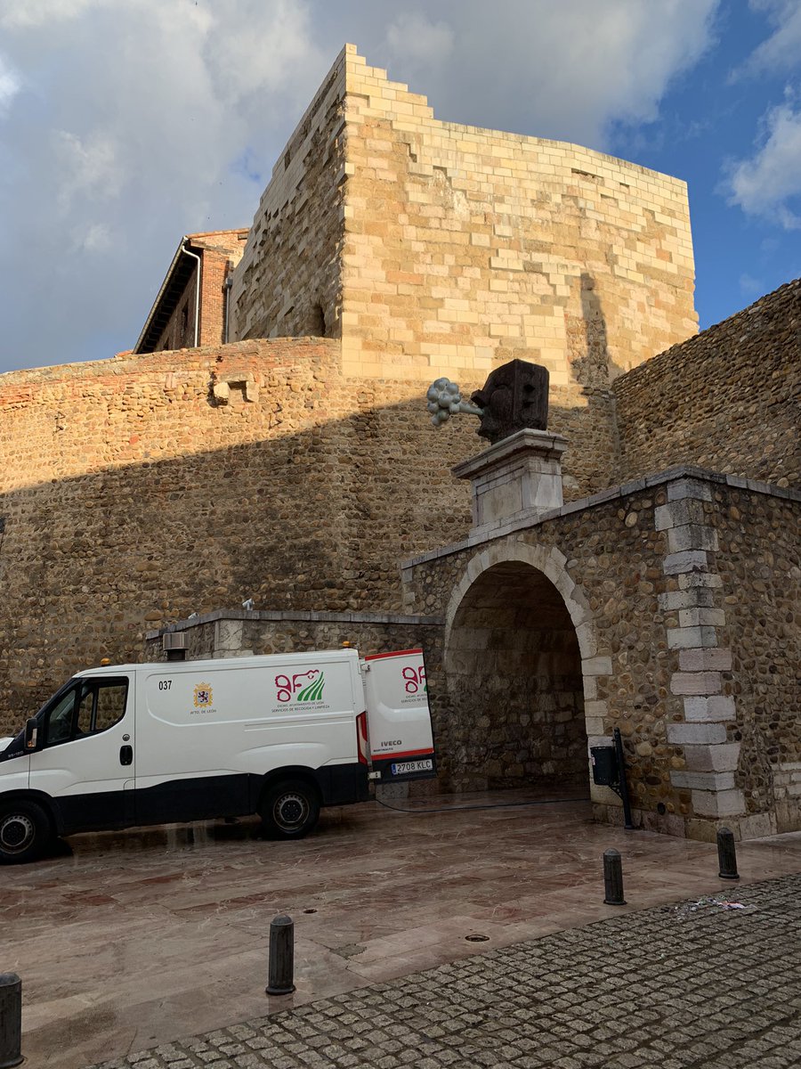 LeonAyto's tweet photo. Tareas de limpieza en el patrimonio artístico, arco de la cárcel #muralla #puertacastillo #avanzamos https://t.co/lSijkOOiGR