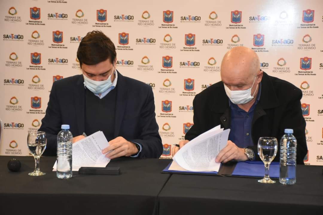 WebTribuno's tweet photo. ✍Firma de #Convenio de Cooperación y Asistencia entre  #TermasdeRíoHondo y el #IOSEP Obra Social para ampliar la prestación de #serviciosmédicos primarios a los afiliados en todas las Salas de Primeros Auxilios y CIC 👇
https://t.co/vRUOM3xE5f https://t.co/W3KZCk11wc