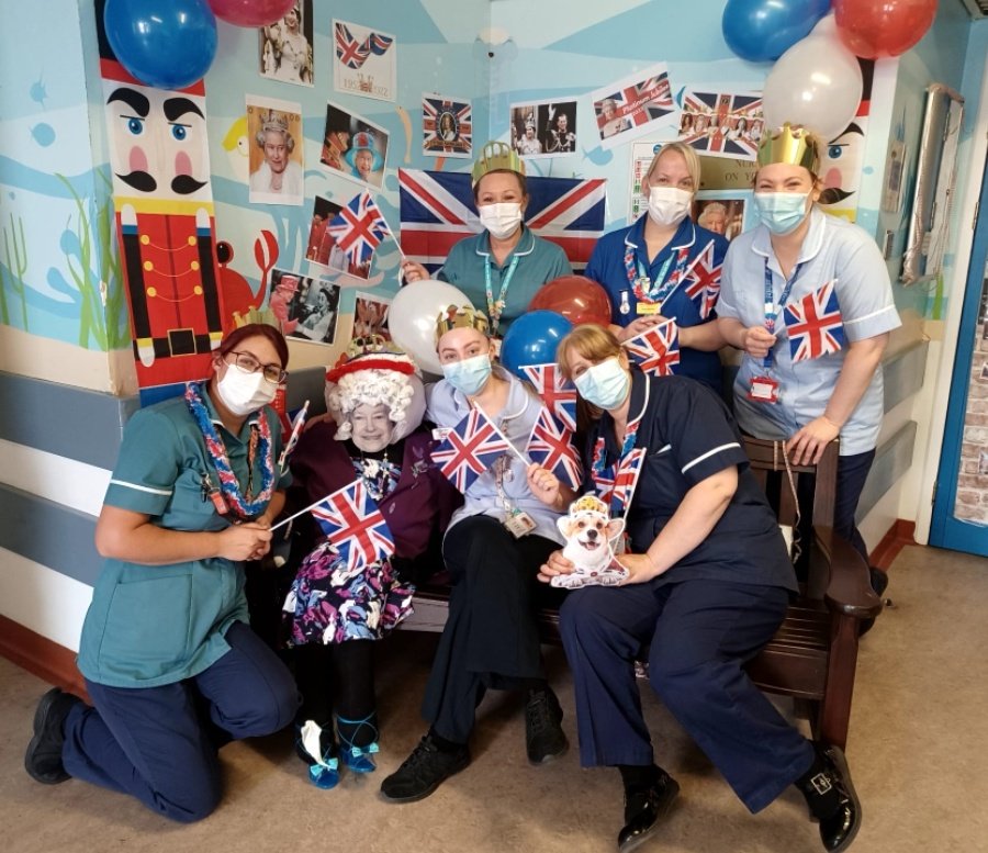 ITS JUBILEE WEEKEND!! 💎👑
❤️💙🤍
Remember to come get your selfie with Her Majesty before its too late! She's here all weekend 😍 #selfiewiththequeen #PlatinumJubilee #HM70 #JubileeWeekend #Jubilee #platinumjubilee2022 #queensjubilee #paediatricward #patientexperience #whh #nhs