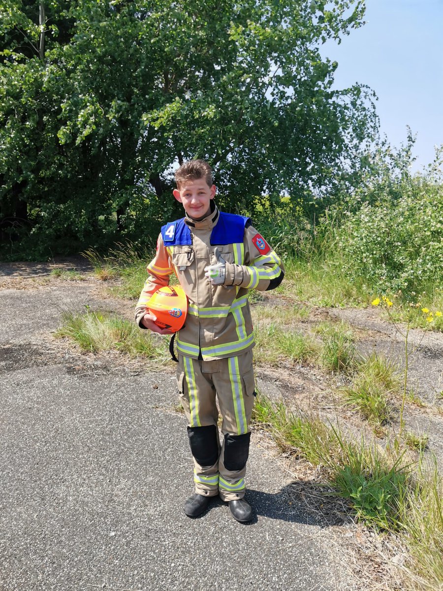 ImneSchout's tweet photo. Daar staat ie dan in zijn bluspak
#zoonvan #jeugdbrandweer https://t.co/uqykf6bmUf