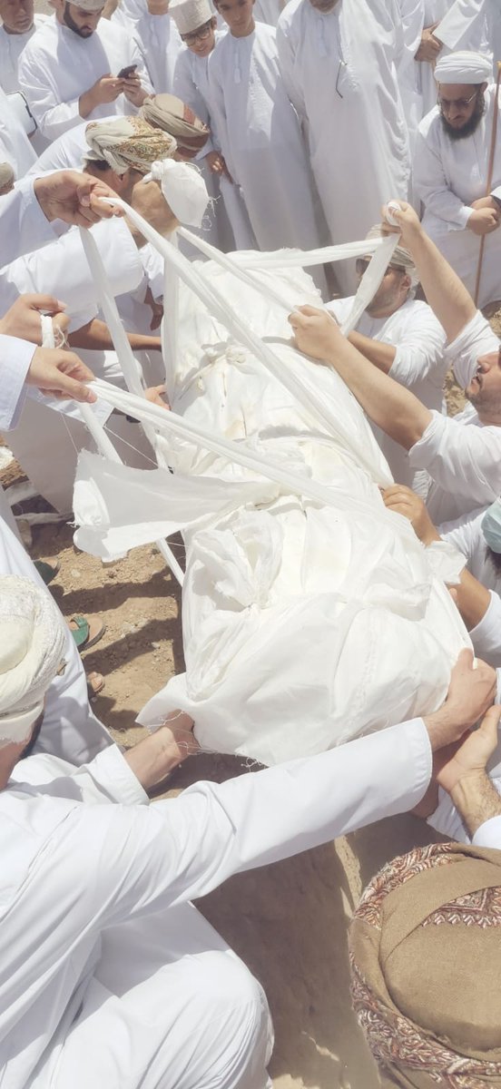 أمنكم إلى العلياء ياقوم طالبُ
يسير بعزم مثل ما سار طالب
يدق حصون المعتدين بحزمه
ويمضي كماتمضي السيوف القواضب
مضى في سبيل العدل فردا وأمة
وقام مقاما دونه الجمع هائب
مضى في طلاب العز لم يثن عزمه
عن الله آراء ولا ثم حاجب
سلام على رمس كجفن مهند
يضم حسام الله والله ضارب
#محمود_الريامي