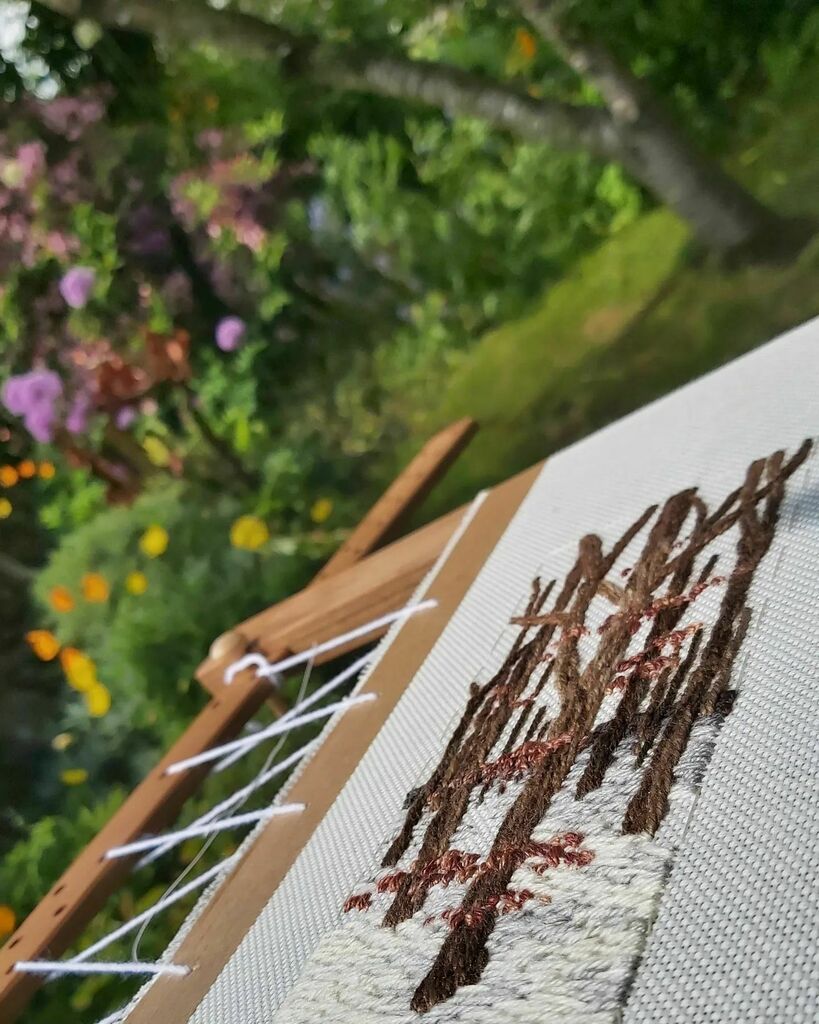 cognissart's tweet photo. There's something very satisfying about stitching snow in the summer sun ☀️ (even if it has gone in now 🙄) #summerstitching #summersun #snowscene #wintertrees #longcliffeaward #rubywood #slowstitch #embroideredart #broderie https://t.co/Ii1rJs8dj4 https://t.co/8b9jjVJbHs