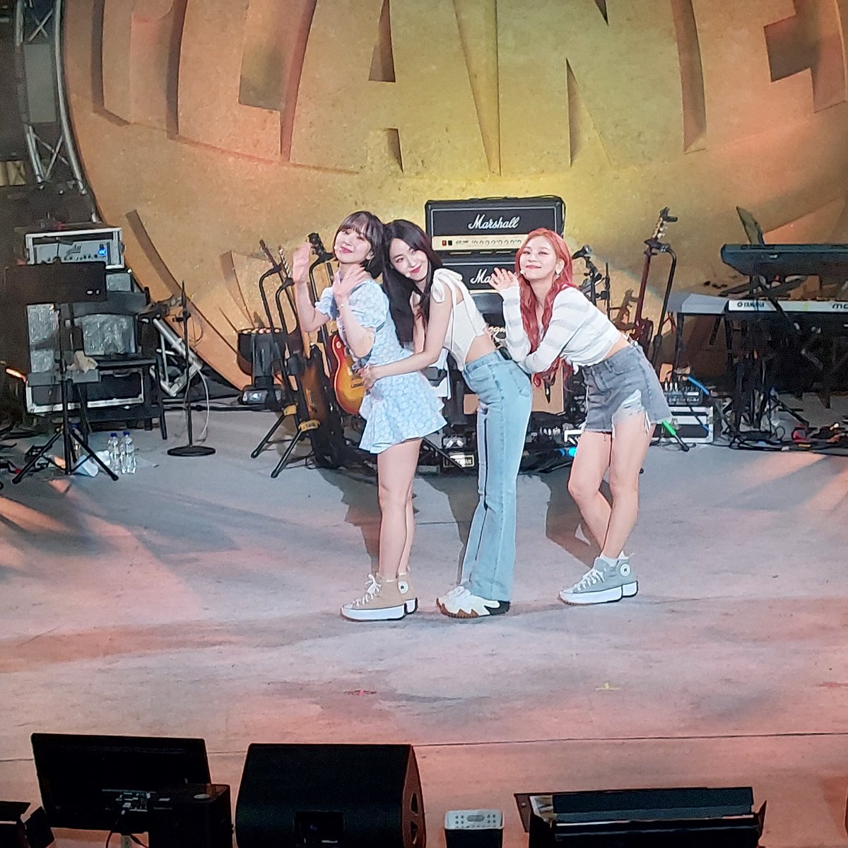 GFS_backup's tweet photo. [PIC] 220604 - VIVIZ at B.N.F Festival

VIVIZ performed
- When It Snows (Umji with Lee Mujin)
- Energy (Eunha with Mighty Mouth)
- Lemonade
- Time for the moon night
- Red Sun!
- BOP BOP!
- Shake It (with Soyou)

#여자친구 #GFRIEND #비비지 #VIVIZ @VIVIZ_official https://t.co/NqM6dLP8lP