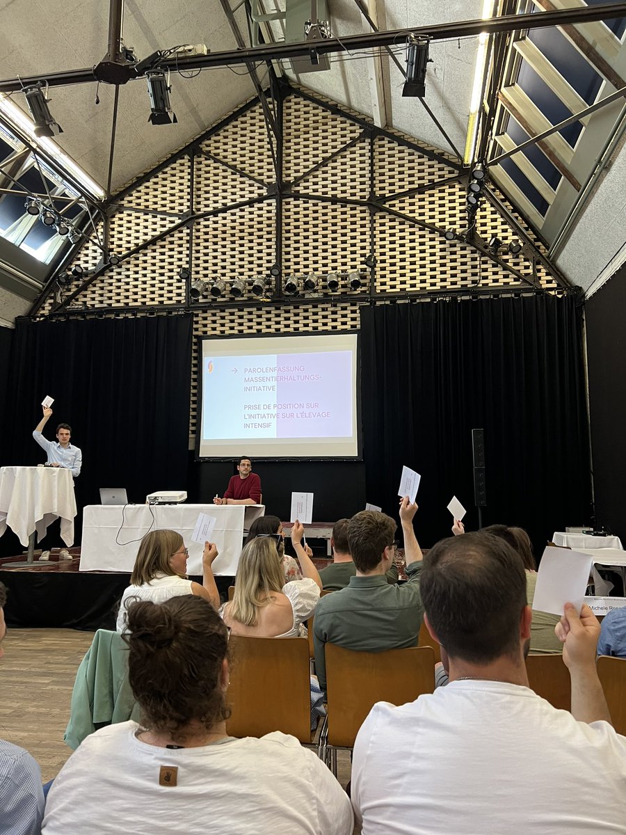 Nach einem starken Votum von <a href="/HanspeterRengg1/">Hanspeter Renggli</a> sagt <a href="/DieJungeMitteCH/">Die Junge Mitte Schweiz | Jeunes du Centre Suisse</a> mit 51 Nein zu 8 Ja bei 3 Enth. Stimmen klar @tierhaltung2022 💪🏽💪🏽💪🏽🧡