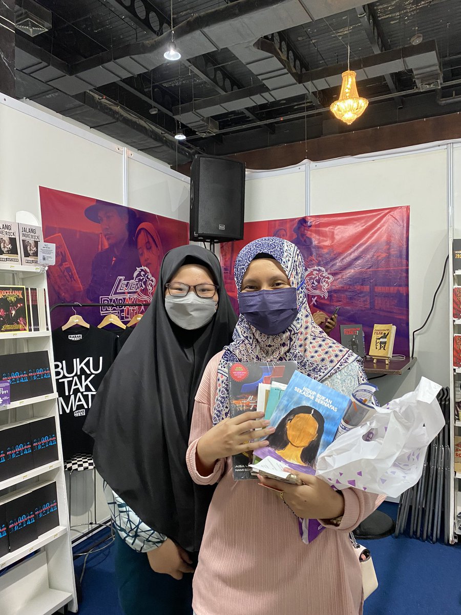 rabaklit's tweet photo. 4/6/2020
Terima kasih buat yang hadir ke booth RabakLit x Lejen Press pada hari ini di Pesta Buku Antarabangsa Kuala Lumpur !
Sesungguhnya anda telah menggunakan wang anda di jalan yang benar 🤘🏻
#BukuTakMati
#RabakLit https://t.co/hXkloFtuqj