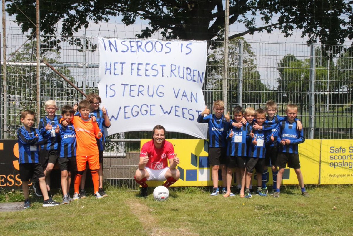 De ballenjongens van vanmiddag zijn van <a href="/vvserooskerke/">v.v. Serooskerke</a> JO10-1, het team dat getraind wordt door Ruben Hollemans. De tweede helft is zojuist begonnen. Stand: 0-2. #goeste

Foto: René en Liesbeth van der Vliet
