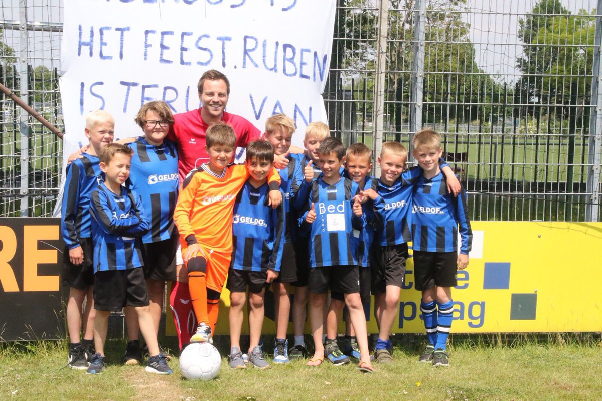 PZCSport's tweet photo. De ballenjongens van vanmiddag zijn van @vvserooskerke JO10-1, het team dat getraind wordt door Ruben Hollemans. De tweede helft is zojuist begonnen. Stand: 0-2. #goeste

Foto: René en Liesbeth van der Vliet https://t.co/AXA9doQfHq
